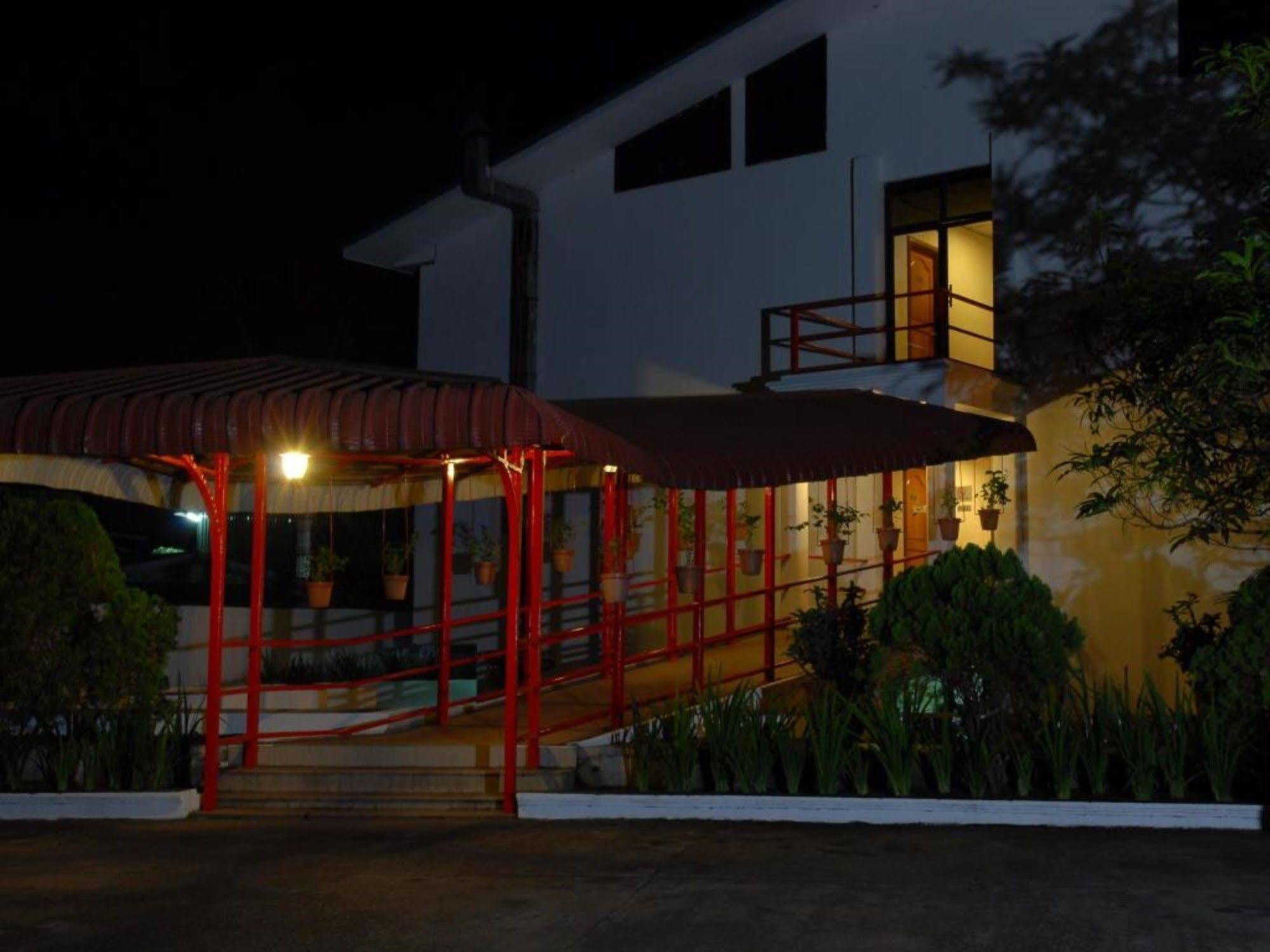 Myanmar Life Hotel Янгон Екстериор снимка